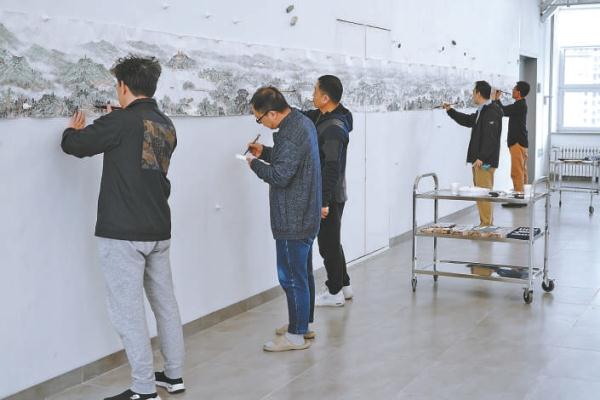 藝術家們在創作中。 北京畫院供圖