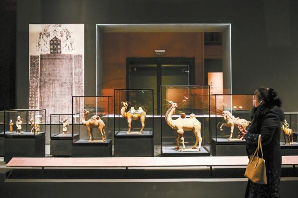 1月11日，觀眾仔細欣賞“歷史之遇——中國與西亞古代文明交流展”展出的文物。