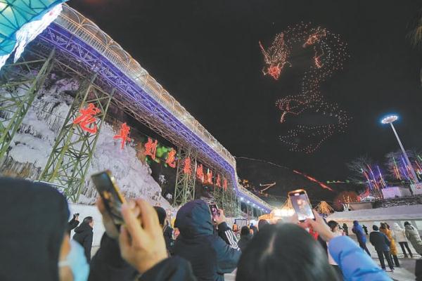嘉年華期間,龍慶峽景區推出無人機表演等特色活動。 嘉年華期間,龍慶峽景區推出無人機表演等特色活動。