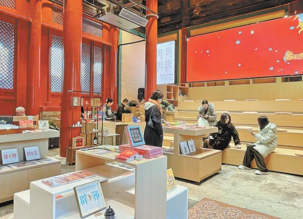觀·書殿內,讀者三三兩兩閒坐,品讀書香。 觀·書殿內,讀者三三兩兩閒坐,品讀書香。