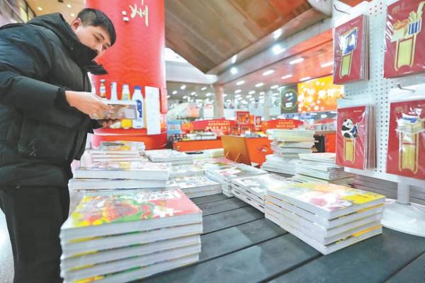 北京西站地下二層設置的圖書市集，方便旅客帶本書在路上閱讀。