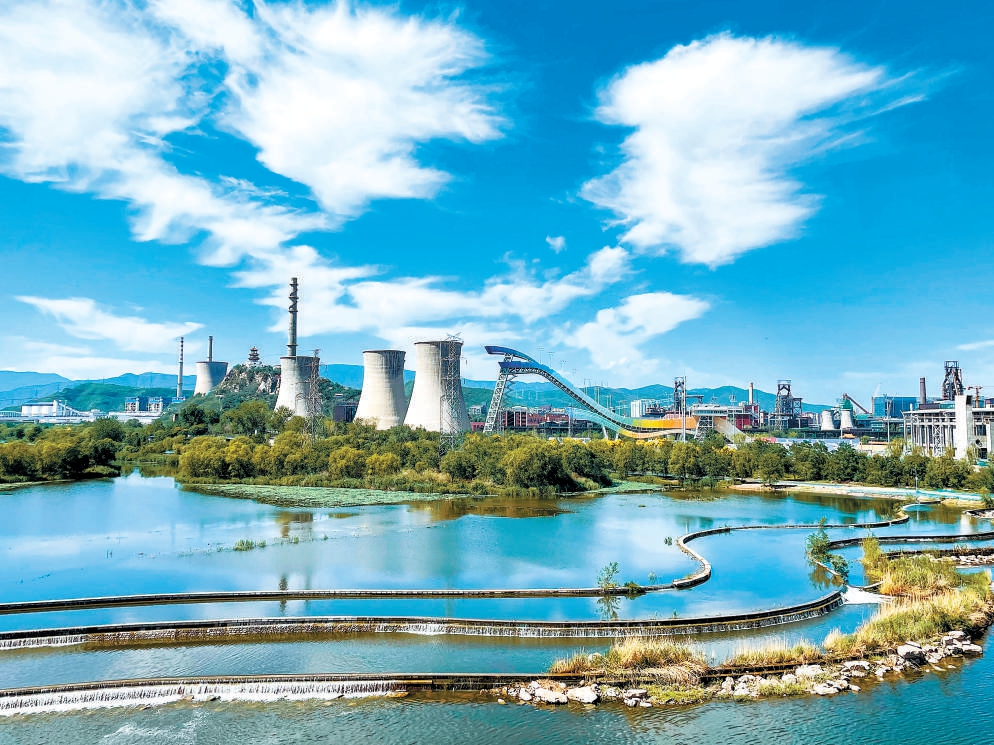 藍天白雲下，首鋼園工業遺存融入永定河畔綠色生態環境，成為北京又一道靚麗風景。（鄧偉 攝）