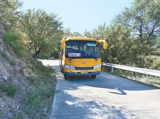 H75路公交車在山區道路上行駛。