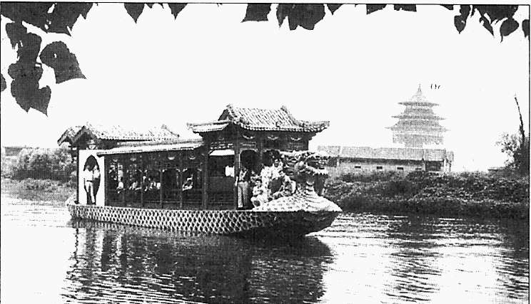 1998年，通州區旅遊局和胡各莊鄉推出旅遊度假區。圖為人們乘龍船沿運潮減河欣賞田野風光