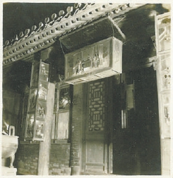 20世紀四十年代，日本人拍攝的宛平城隍廟玻璃壁燈