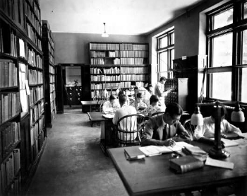 “協和三寶”之一的圖書館。圖為學生在圖書館查閱資料。