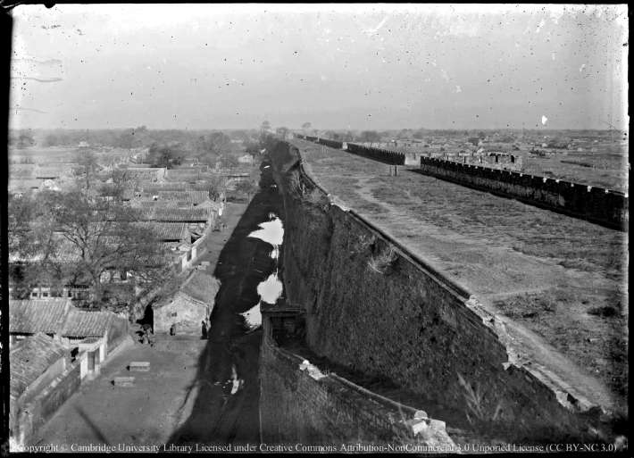 1890年代從古觀象臺上向北拍攝，遠處可見朝陽門城樓和箭樓，左側還可見貢院，建國門豁口就開在這附近。