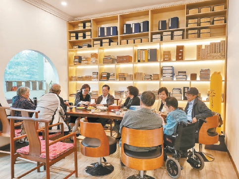 　善緣書舍簽約作家蔣萌坐著輪椅來到店內和讀者交流。