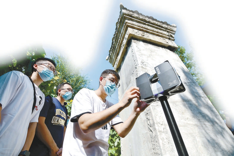 考古團隊在給正陽橋疏渠記碑做“體檢”。 考古團隊在給正陽橋疏渠記碑做“體檢”。