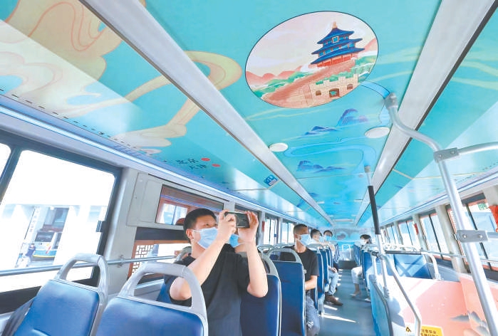 T116公交車車廂裏,“大運河景觀圖”與窗外街景相映成趣。 T116公交車車廂裏,“大運河景觀圖”與窗外街景相映成趣。