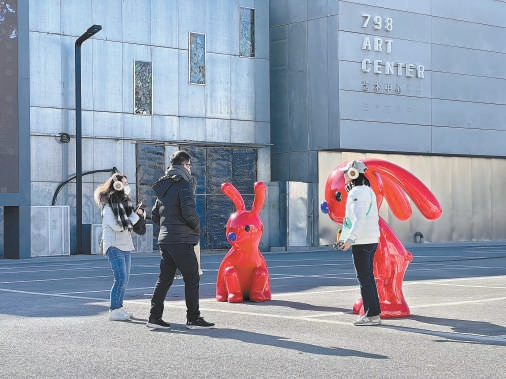 觀眾參觀798藝術區。 觀眾參觀798藝術區。