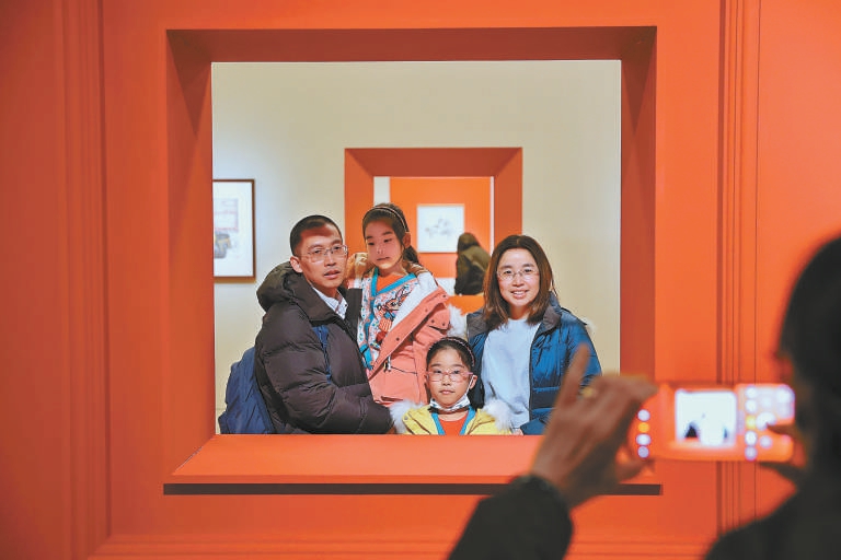 一家人在中國美術館參觀“美在致廣——全國小幅美術精品展”。 一家人在中國美術館參觀“美在致廣——全國小幅美術精品展”。