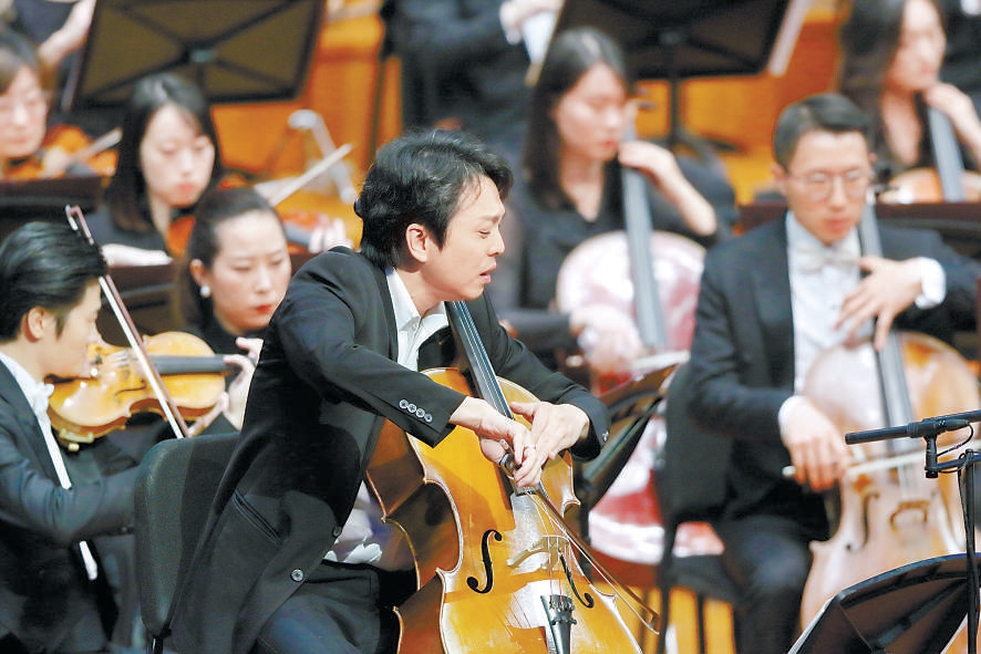 秦立巍將大提琴飽滿深沉的特質展現得淋漓盡致,讓懷念“逝去的時光”的感傷在琴弦上如涓流匯聚。 秦立巍將大提琴飽滿深沉的特質展現得淋漓盡致,讓懷念“逝去的時光”的感傷在琴弦上如涓流匯聚。