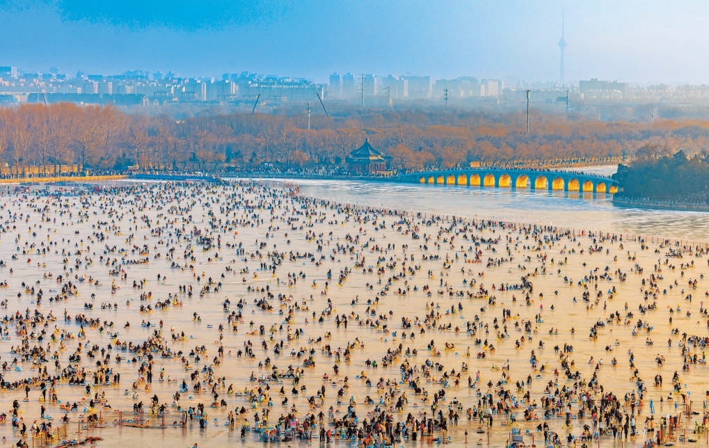 頤和園昆明湖冰場營業至2月4日,市民遊客抓緊時間享受冰上樂趣。 頤和園昆明湖冰場營業至2月4日,市民遊客抓緊時間享受冰上樂趣。