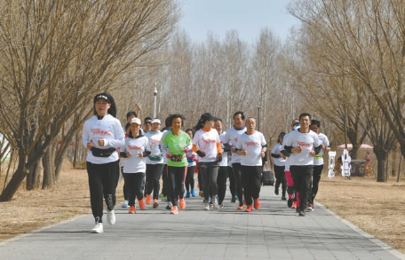 2021年3月16日，市民沿著延慶野鴨湖畔慢跑盡享春光。（潘之望 攝）