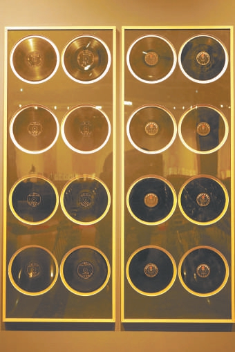 譚鑫培“七張半”手刻版（左）和紅公雞版（右）完整呈現。