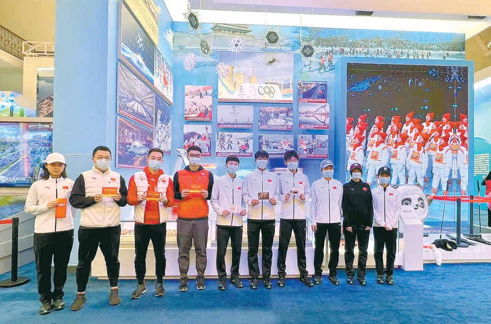 中國冰雪健兒在北京展覽館參觀“奮進新時代”主題成就展。