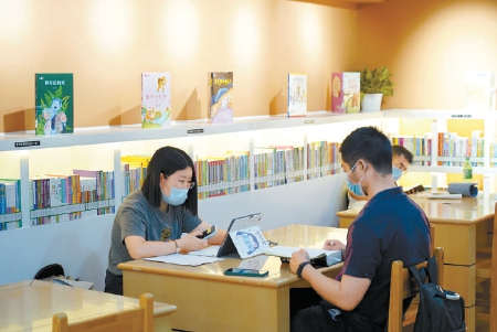 市民在首圖“春明簃”閱讀、自習。 (李洋 攝) 市民在首圖“春明簃”閱讀、自習。 (李洋 攝)