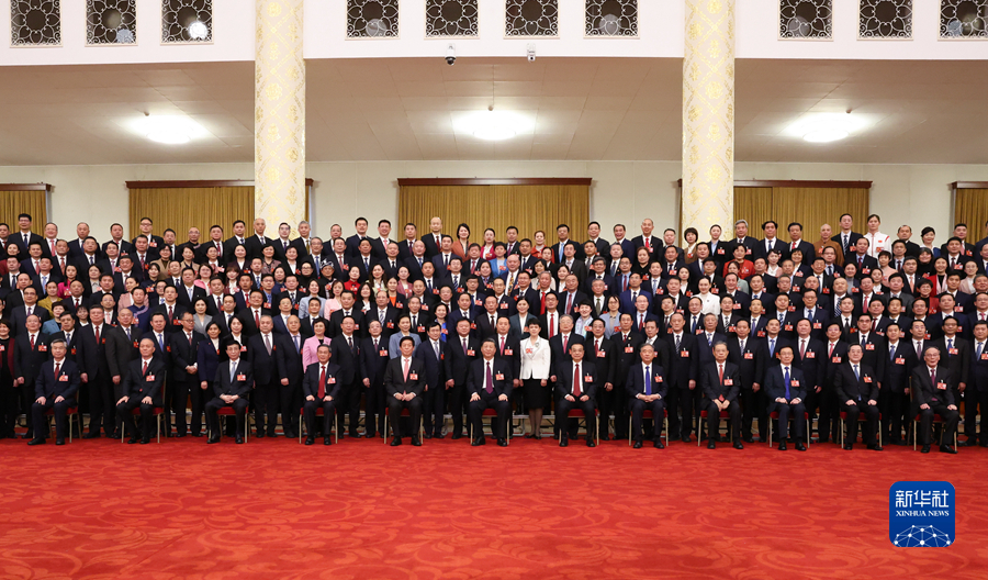 3月13日,第十四屆全國人民代表大會第一次會議在北京人民大會堂閉幕。當日下午,習近平等黨和國家領導人在人民大會堂會見出席十四屆全國人大一次會議的全體代表,同他們合影留念。 3月13日,第十四屆全國人民代表大會第一次會議在北京人民大會堂閉幕。當日下午,習近平等黨和國家領導人在人民大會堂會見出席十四屆全國人大一次會議的全體代表,同他們合影留念。