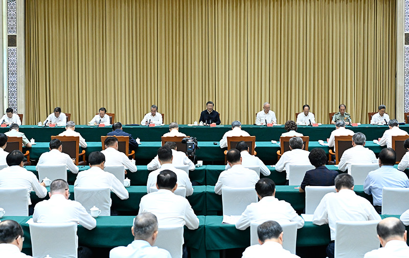 8月26日,中共中央總書記、國家主席、中央軍委主席習近平在結束出席金磚國家領導人第十五次會晤並對南非進行國事訪問回到國內後,在烏魯木齊專門聽取新疆維吾爾自治區黨委和政府、新疆生産建設兵團工作彙報,發表了重要講話。 8月26日,中共中央總書記、國家主席、中央軍委主席習近平在結束出席金磚國家領導人第十五次會晤並對南非進行國事訪問回到國內後,在烏魯木齊專門聽取新疆維吾爾自治區黨委和政府、新疆生産建設兵團工作彙報,發表了重要講話。