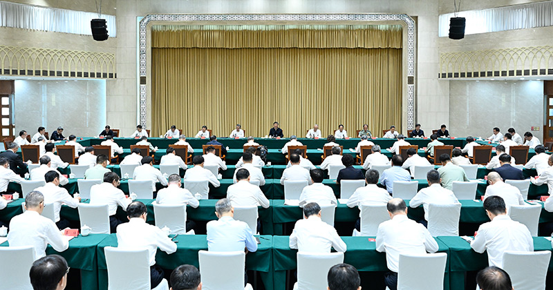 8月26日,中共中央總書記、國家主席、中央軍委主席習近平在結束出席金磚國家領導人第十五次會晤並對南非進行國事訪問回到國內後,在烏魯木齊專門聽取新疆維吾爾自治區黨委和政府、新疆生産建設兵團工作彙報,發表了重要講話。 8月26日,中共中央總書記、國家主席、中央軍委主席習近平在結束出席金磚國家領導人第十五次會晤並對南非進行國事訪問回到國內後,在烏魯木齊專門聽取新疆維吾爾自治區黨委和政府、新疆生産建設兵團工作彙報,發表了重要講話。
