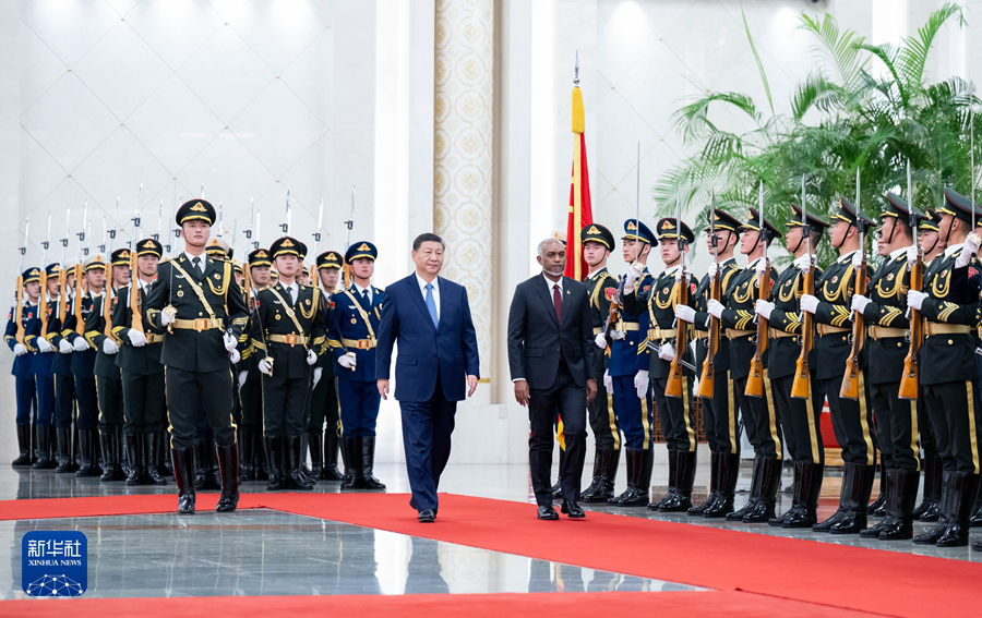 1月10日下午,國家主席習近平在北京人民大會堂同來華進行國事訪問的馬爾地夫總統穆伊茲舉行會談。這是會談前,習近平在人民大會堂北大廳為穆伊茲舉行歡迎儀式。 1月10日下午,國家主席習近平在北京人民大會堂同來華進行國事訪問的馬爾地夫總統穆伊茲舉行會談。這是會談前,習近平在人民大會堂北大廳為穆伊茲舉行歡迎儀式。