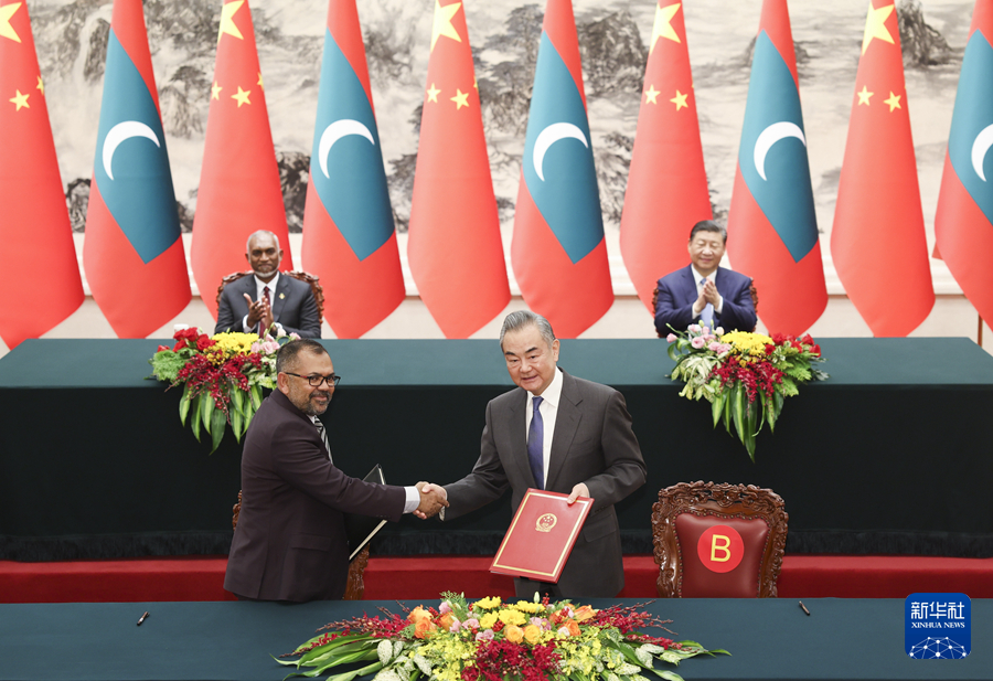 1月10日下午,國家主席習近平在北京人民大會堂同來華進行國事訪問的馬爾地夫總統穆伊茲舉行會談。這是會談後,兩國元首共同見證簽署雙邊合作文件。 1月10日下午,國家主席習近平在北京人民大會堂同來華進行國事訪問的馬爾地夫總統穆伊茲舉行會談。這是會談後,兩國元首共同見證簽署雙邊合作文件。