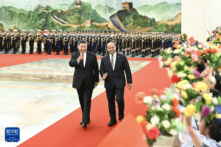3月25日下午，國家主席習近平在北京人民大會堂同來華進行國事訪問的諾魯總統阿迪昂舉行會談。這是會談前，習近平在人民大會堂北大廳為阿迪昂舉行歡迎儀式。