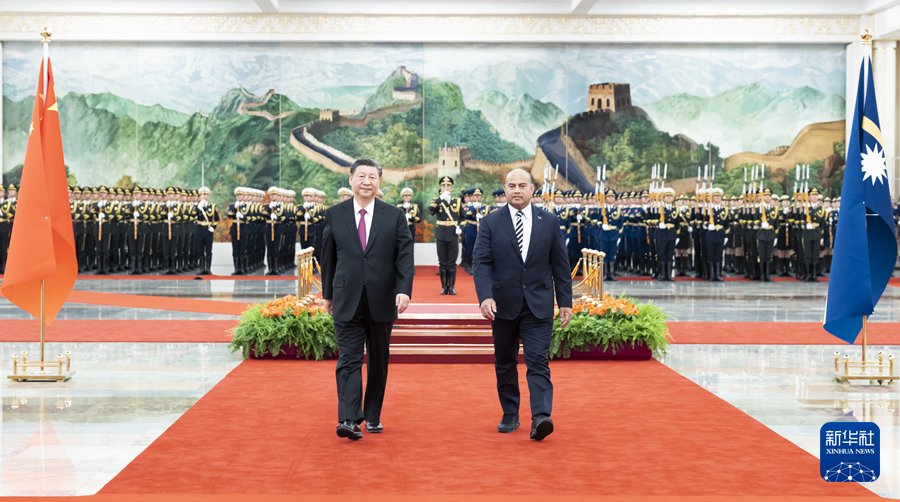 3月25日下午，國家主席習近平在北京人民大會堂同來華進行國事訪問的諾魯總統阿迪昂舉行會談。這是會談前，習近平在人民大會堂北大廳為阿迪昂舉行歡迎儀式。