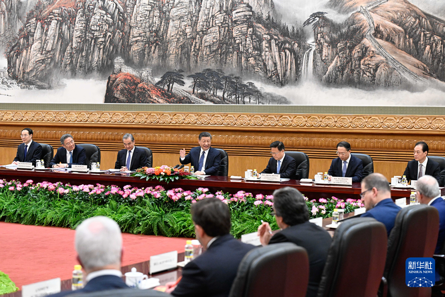 3月27日，國家主席習近平在北京人民大會堂集體會見美國工商界和戰略學術界代表。