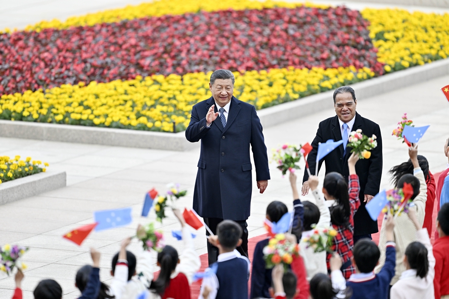 4月9日下午，國家主席習近平在北京人民大會堂同來華進行國事訪問的密克羅尼西亞聯邦總統西米納舉行會談。這是會談前，習近平在人民大會堂東門外廣場為西米納舉行歡迎儀式。