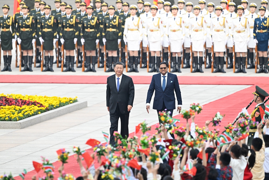 4月12日下午，國家主席習近平在北京人民大會堂同來華進行國事訪問的蘇利南總統單多吉舉行會談。這是會談前，習近平在人民大會堂東門外廣場為單多吉舉行歡迎儀式。
