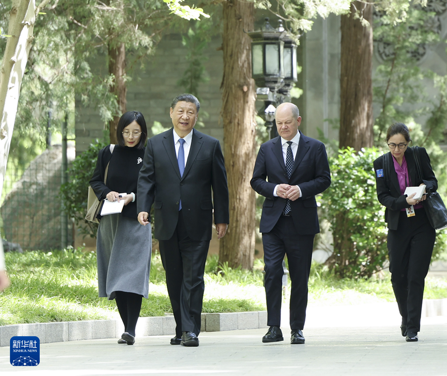 4月16日上午，國家主席習近平在北京釣魚臺國賓館會見德國總理朔爾茨。這是習近平同朔爾茨一起散步。
