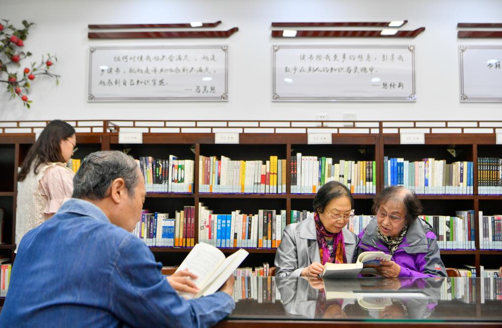 在天津市河西區天塔街西岸書齋，讀者在閱讀書籍（2023年4月21日攝）。