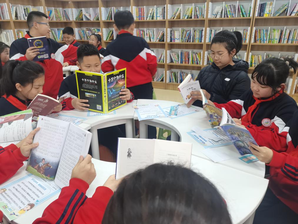 3月28日，遼寧省瀋陽市鐵西區重工街第一小學的同學們在智慧圖書借閱室裏專注閱讀。