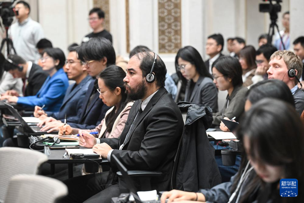 這是記者在現場工作。 這是記者在現場工作。