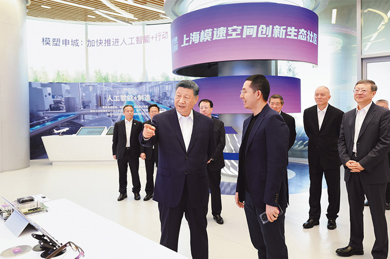2025年4月29日,中共中央總書記、國家主席、中央軍委主席習近平在上海考察。這是習近平在位於徐匯區的上海“模速空間”大模型創新生態社區,察看大模型産品展示。 2025年4月29日,中共中央總書記、國家主席、中央軍委主席習近平在上海考察。這是習近平在位於徐匯區的上海“模速空間”大模型創新生態社區,察看大模型産品展示。