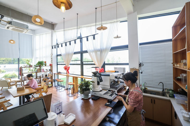 2025年8月27日在浙江省湖州市長興縣虹星橋鎮宋高村稻香伴日營地內拍攝的咖啡屋。這是宋高村做優全域土地整治後的農文旅新嘗試,集餐飲、旅游、農業和文化於一體。 2025年8月27日在浙江省湖州市長興縣虹星橋鎮宋高村稻香伴日營地內拍攝的咖啡屋。這是宋高村做優全域土地整治後的農文旅新嘗試,集餐飲、旅游、農業和文化於一體。