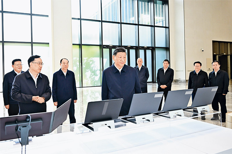 2025年11月7日至8日,中共中央總書記、國家主席、中央軍委主席習近平在廣東考察。這是8日上午,習近平在廣州察看廣東科技創新和産業創新融合發展成果展示。 2025年11月7日至8日,中共中央總書記、國家主席、中央軍委主席習近平在廣東考察。這是8日上午,習近平在廣州察看廣東科技創新和産業創新融合發展成果展示。