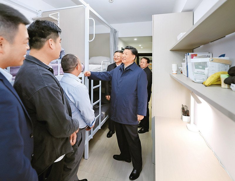 2023年11月28日至12月2日,中共中央總書記、國家主席、中央軍委主席習近平在上海考察。這是11月29日下午,習近平在閔行區新時代城市建設者管理者之家考察時,在社區宿舍型出租房源租戶的住房,了解在此居住的城市一線工作者的生活狀況。 2023年11月28日至12月2日,中共中央總書記、國家主席、中央軍委主席習近平在上海考察。這是11月29日下午,習近平在閔行區新時代城市建設者管理者之家考察時,在社區宿舍型出租房源租戶的住房,了解在此居住的城市一線工作者的生活狀況。