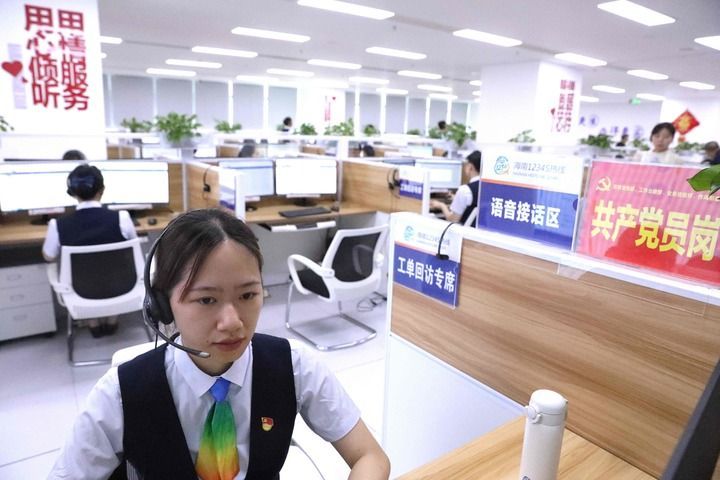 2025年9月23日,接線員在海南12345熱線中心話務廳接聽群眾來電。 2025年9月23日,接線員在海南12345熱線中心話務廳接聽群眾來電。