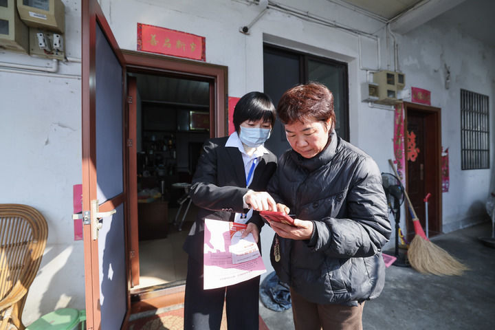 2025年12月18日,浙江省諸暨市東白湖鎮事業綜合服務中心的黨員志願者(左)到府“一對一”指導村民使用“浙裏辦”數字化平臺辦理業務。 2025年12月18日,浙江省諸暨市東白湖鎮事業綜合服務中心的黨員志願者(左)到府“一對一”指導村民使用“浙裏辦”數字化平臺辦理業務。