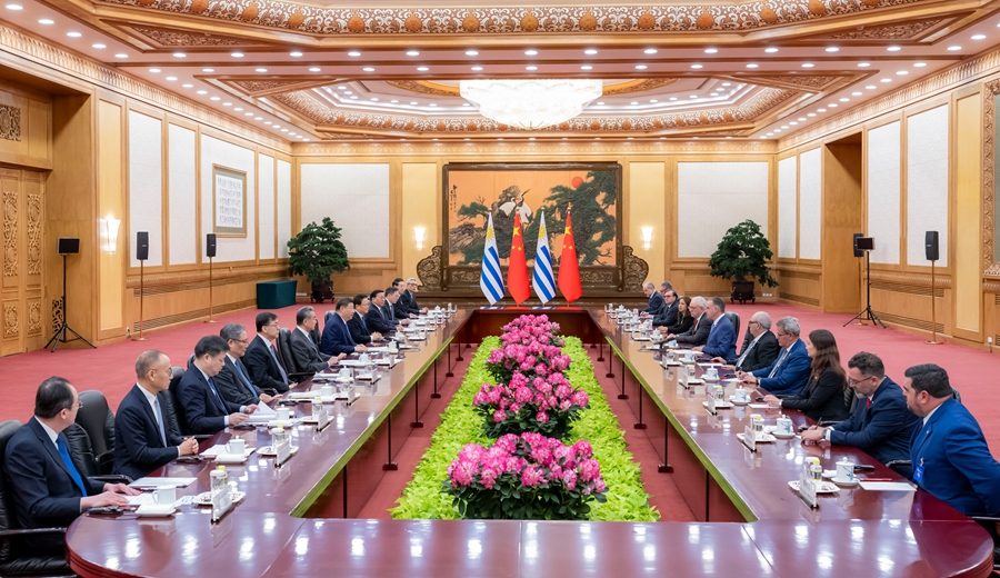 2月3日上午,國家主席習近平在北京人民大會堂同來華進行國事訪問的烏拉圭總統奧爾西舉行會談。 2月3日上午,國家主席習近平在北京人民大會堂同來華進行國事訪問的烏拉圭總統奧爾西舉行會談。