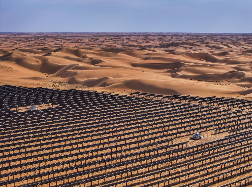 這是2025年6月5日拍攝的位於內蒙古巴彥淖爾市磴口縣的烏蘭布和東北部新能源基地100萬千瓦光伏先導工程項目(無人機照片)。該項目地處烏蘭布和沙漠。 這是2025年6月5日拍攝的位於內蒙古巴彥淖爾市磴口縣的烏蘭布和東北部新能源基地100萬千瓦光伏先導工程項目(無人機照片)。該項目地處烏蘭布和沙漠。