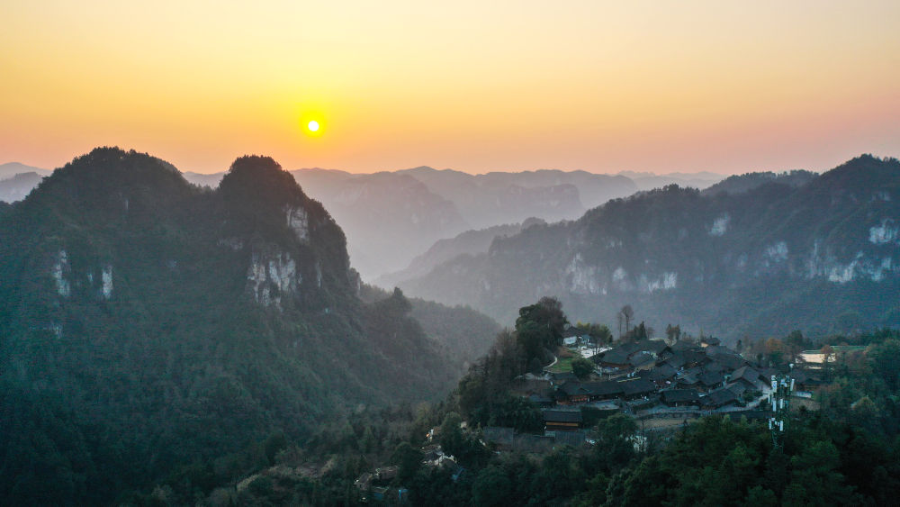 這是2025年1月1日在湖南省花垣縣十八洞村拍攝的日出景象(無人機照片)。 這是2025年1月1日在湖南省花垣縣十八洞村拍攝的日出景象(無人機照片)。