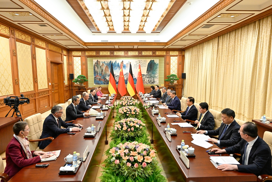 2月25日下午,國家主席習近平在北京釣魚臺國賓館會見來華進行正式訪問的德國總理默茨。 2月25日下午,國家主席習近平在北京釣魚臺國賓館會見來華進行正式訪問的德國總理默茨。