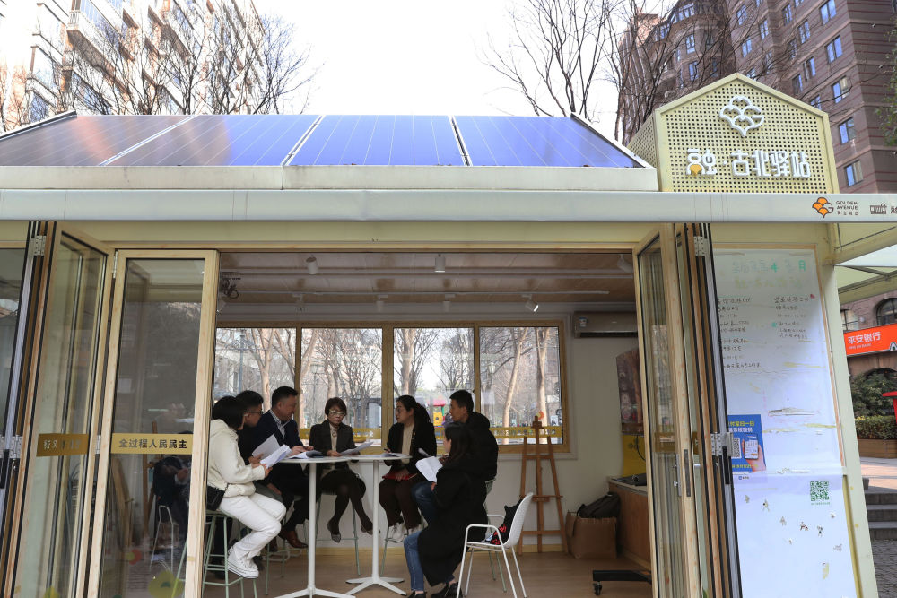 2023年2月17日,在上海虹橋街道“融·古北驛站”,人大代表向轄區內的商戶宣傳普及新施行的《上海市住房租賃條例》。虹橋街道是全國人大常委會法工委2015年在全國設立的首批四個基層立法聯繫點之一。 2023年2月17日,在上海虹橋街道“融·古北驛站”,人大代表向轄區內的商戶宣傳普及新施行的《上海市住房租賃條例》。虹橋街道是全國人大常委會法工委2015年在全國設立的首批四個基層立法聯繫點之一。