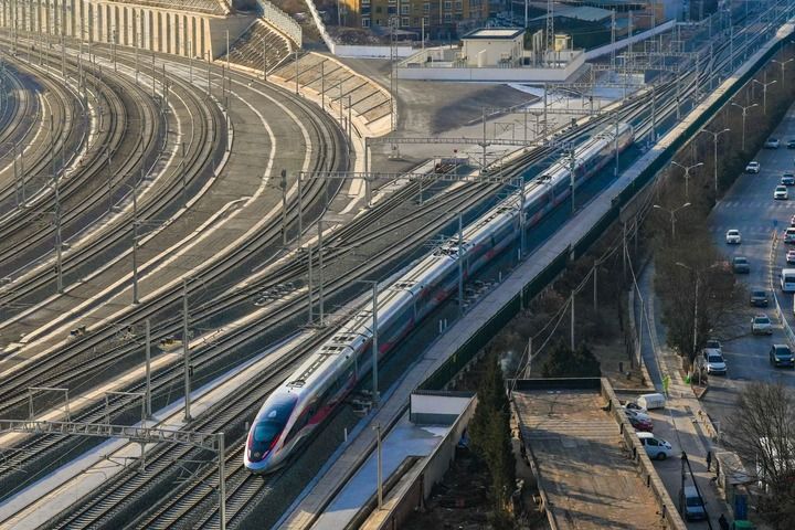 2025年12月26日,西延高鐵首發列車從延安站駛出(無人機照片)。 2025年12月26日,西延高鐵首發列車從延安站駛出(無人機照片)。