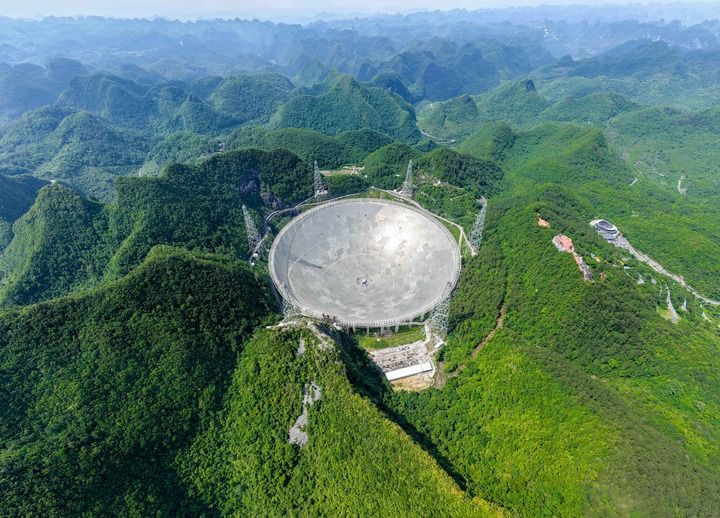 2026年5月7日拍攝的位於貴州平塘縣的“中國天眼”全景(無人機照片,維護保養期間拍攝)。 2026年5月7日拍攝的位於貴州平塘縣的“中國天眼”全景(無人機照片,維護保養期間拍攝)。