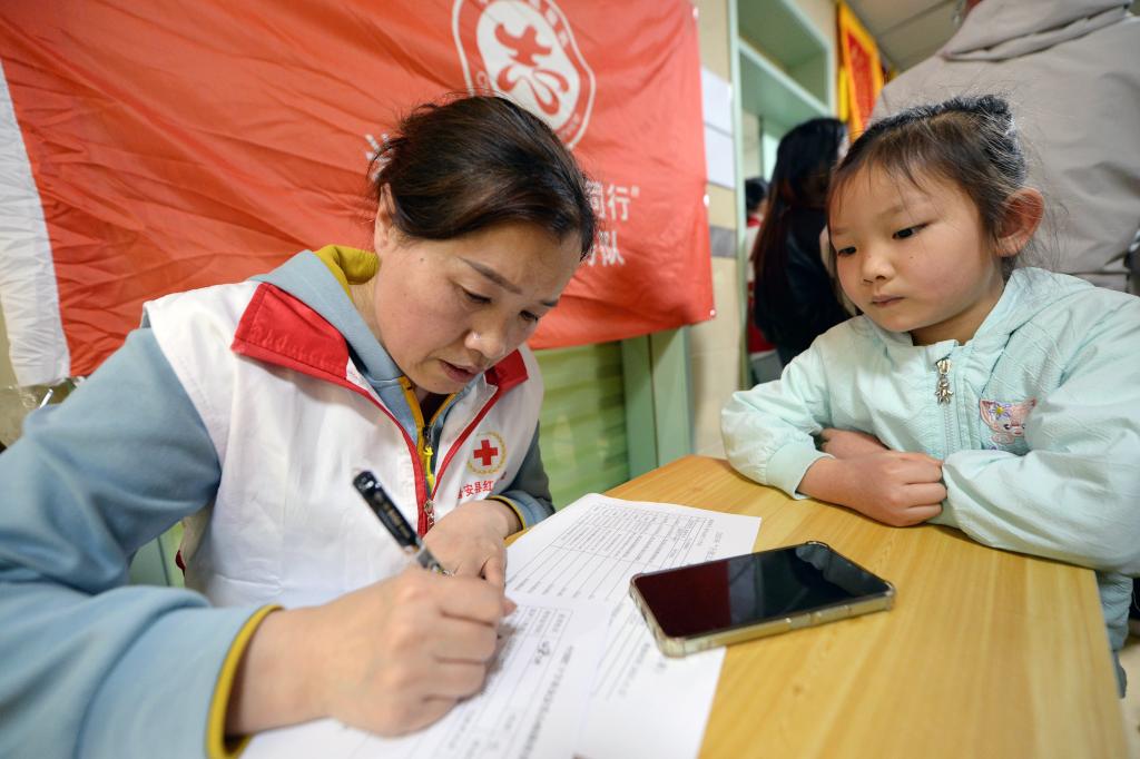 2025年4月24日,在貴州黔西南布依族苗族自治州興義西南醫院,紅十字志願者在登記資訊。 2025年4月24日,在貴州黔西南布依族苗族自治州興義西南醫院,紅十字志願者在登記資訊。